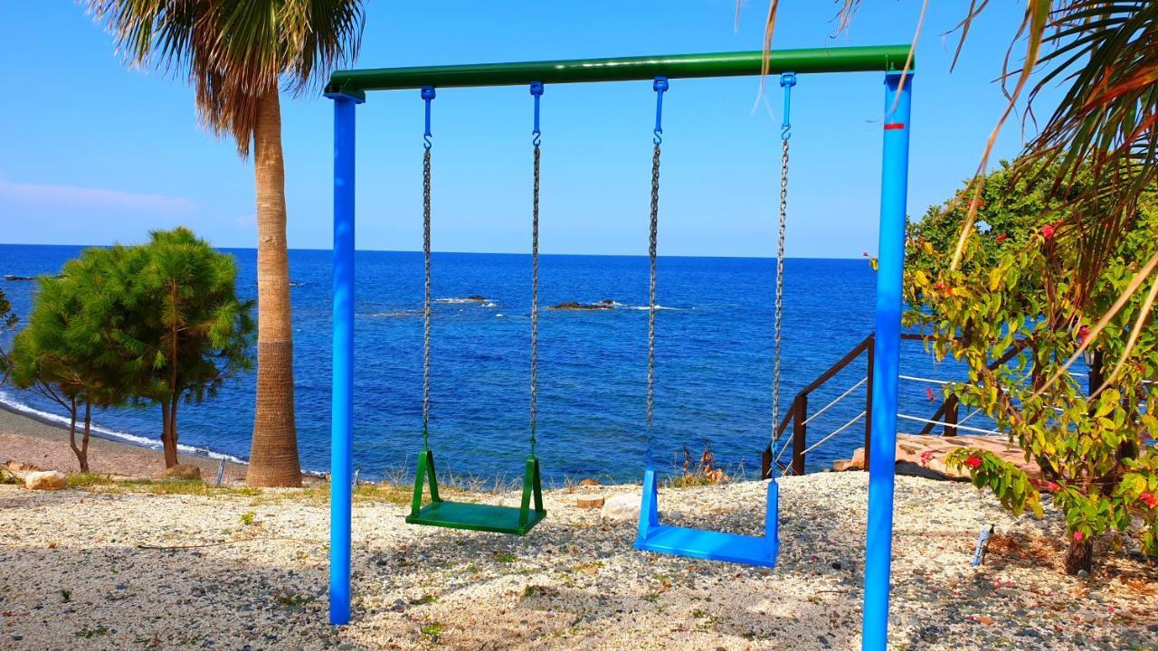 Astrofegia Beachfront Villa ポモス エクステリア 写真